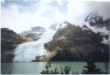 Berg Lake mit Gletschern vom Mt. Robson