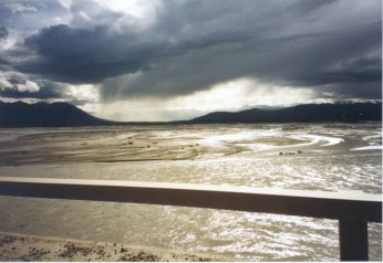 Wolkenbruch entlang des Alaska Highway